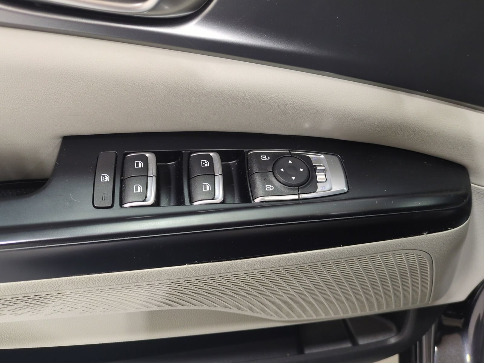 Certified 2024 Kia Carnival LX FWD image 18