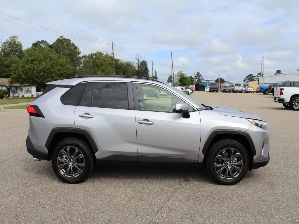 Used 2022 Toyota RAV4 XLE Premium image 6