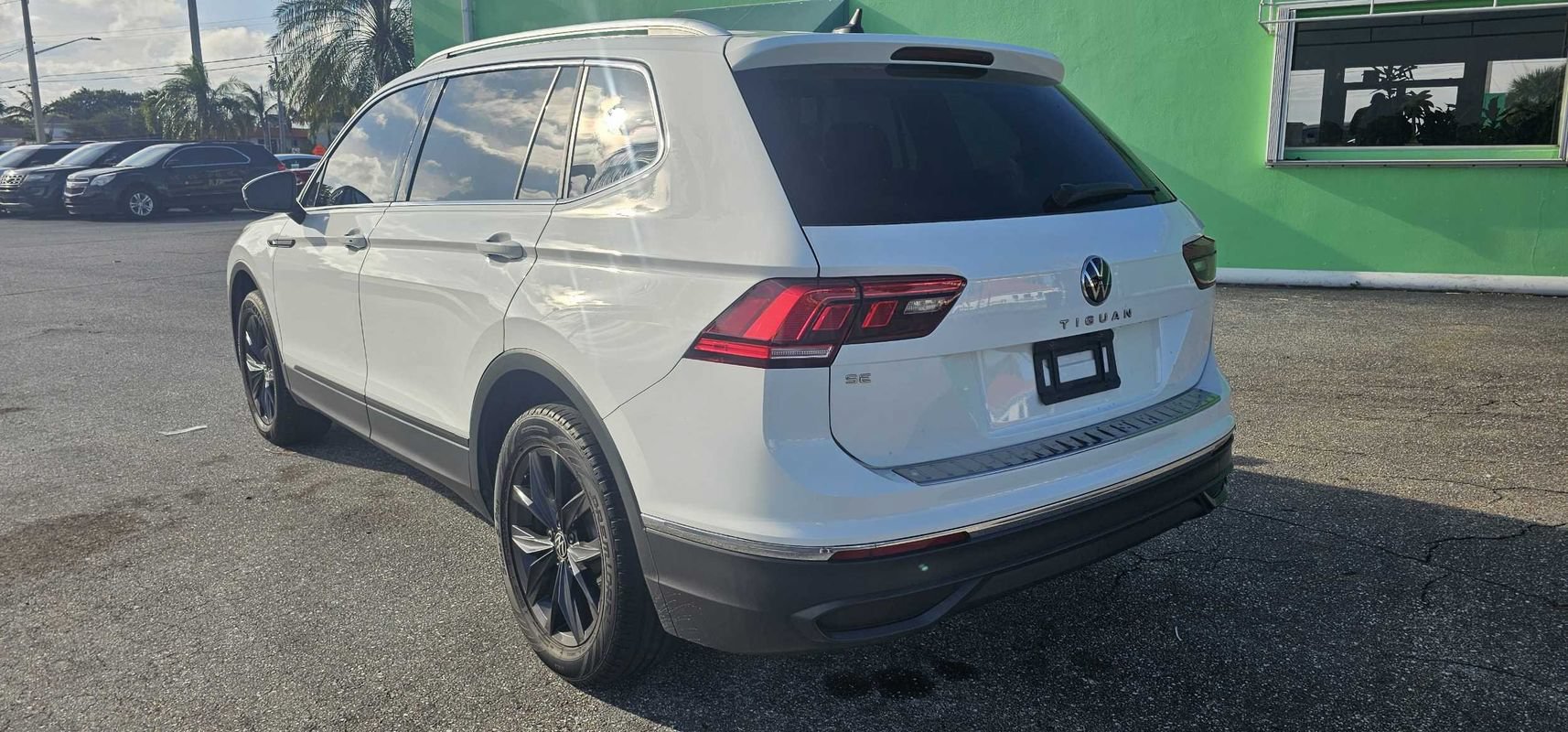 Used 2024 Volkswagen Tiguan SE w/ Panoramic Sunroof Package FWD image 3