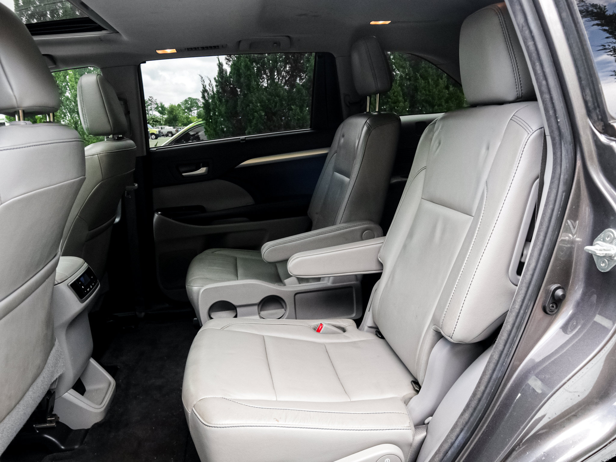 Used 2018 Toyota Highlander XLE FWD image 8