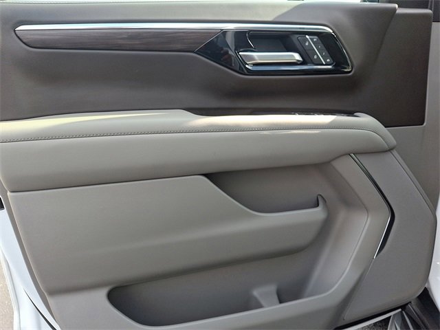 Used 2025 Chevrolet Suburban LT image 13