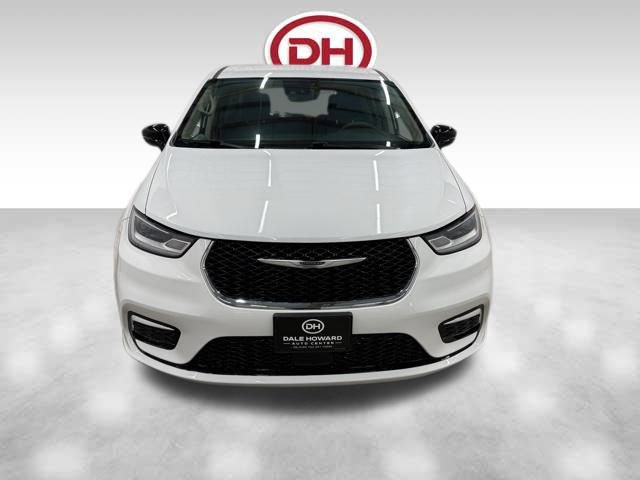 Used 2024 Chrysler Pacifica Select image 10