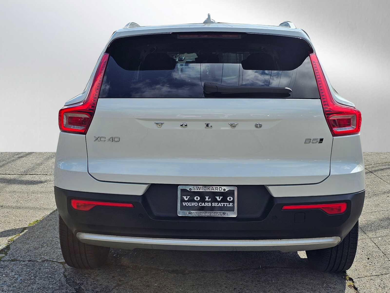 Certified 2023 Volvo XC40 B5 Plus w/ Driver Assist Package AWD/4WD image 4