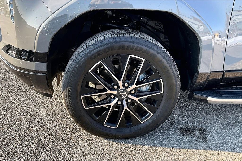 Used 2025 Lexus GX 550 w/ Cold Area Package AWD/4WD image 12