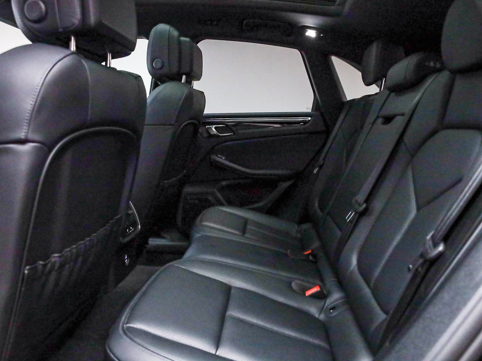 Certified 2025 Porsche Macan AWD/4WD image 18