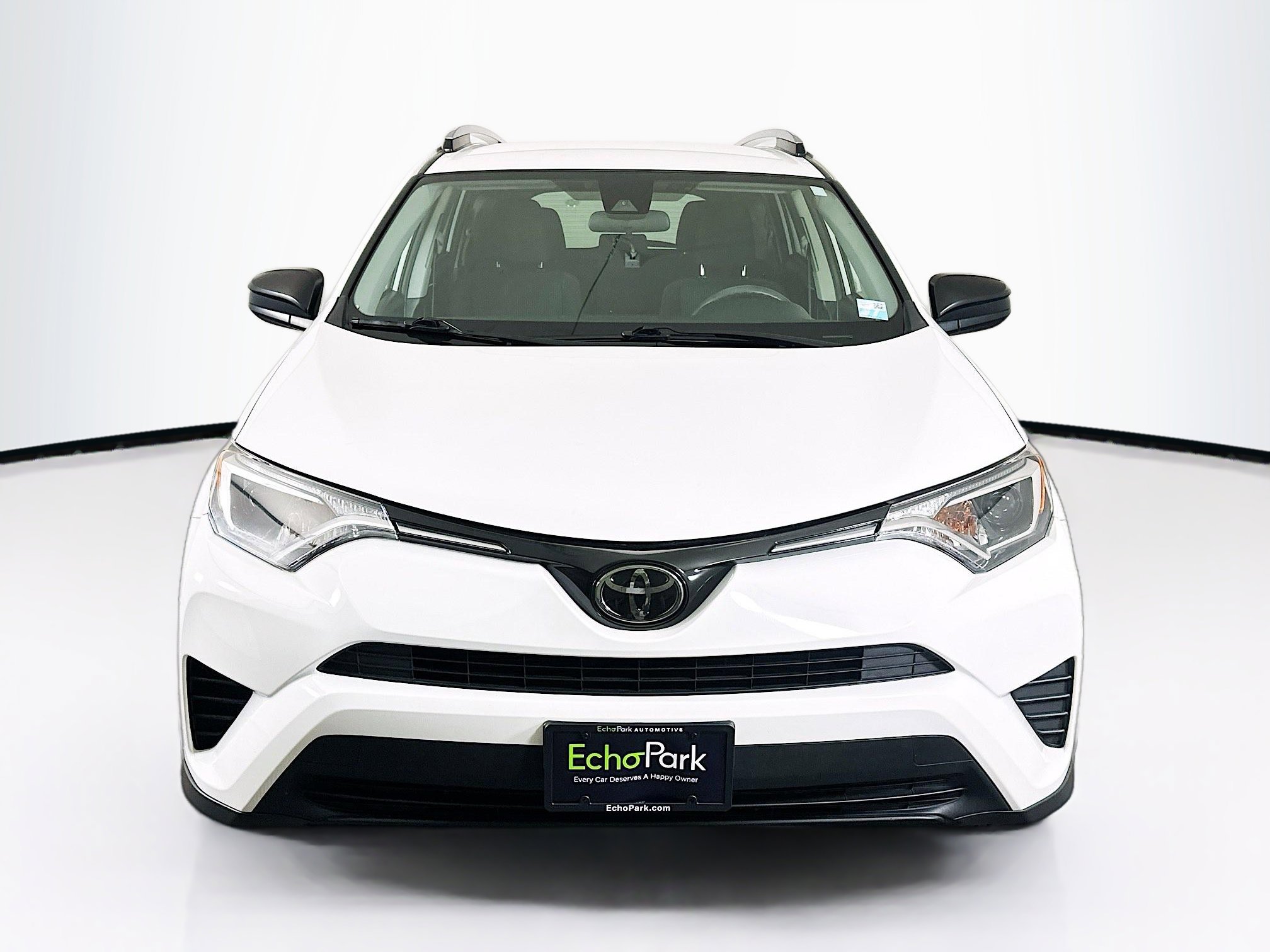 Used 2018 Toyota RAV4 LE FWD image 2