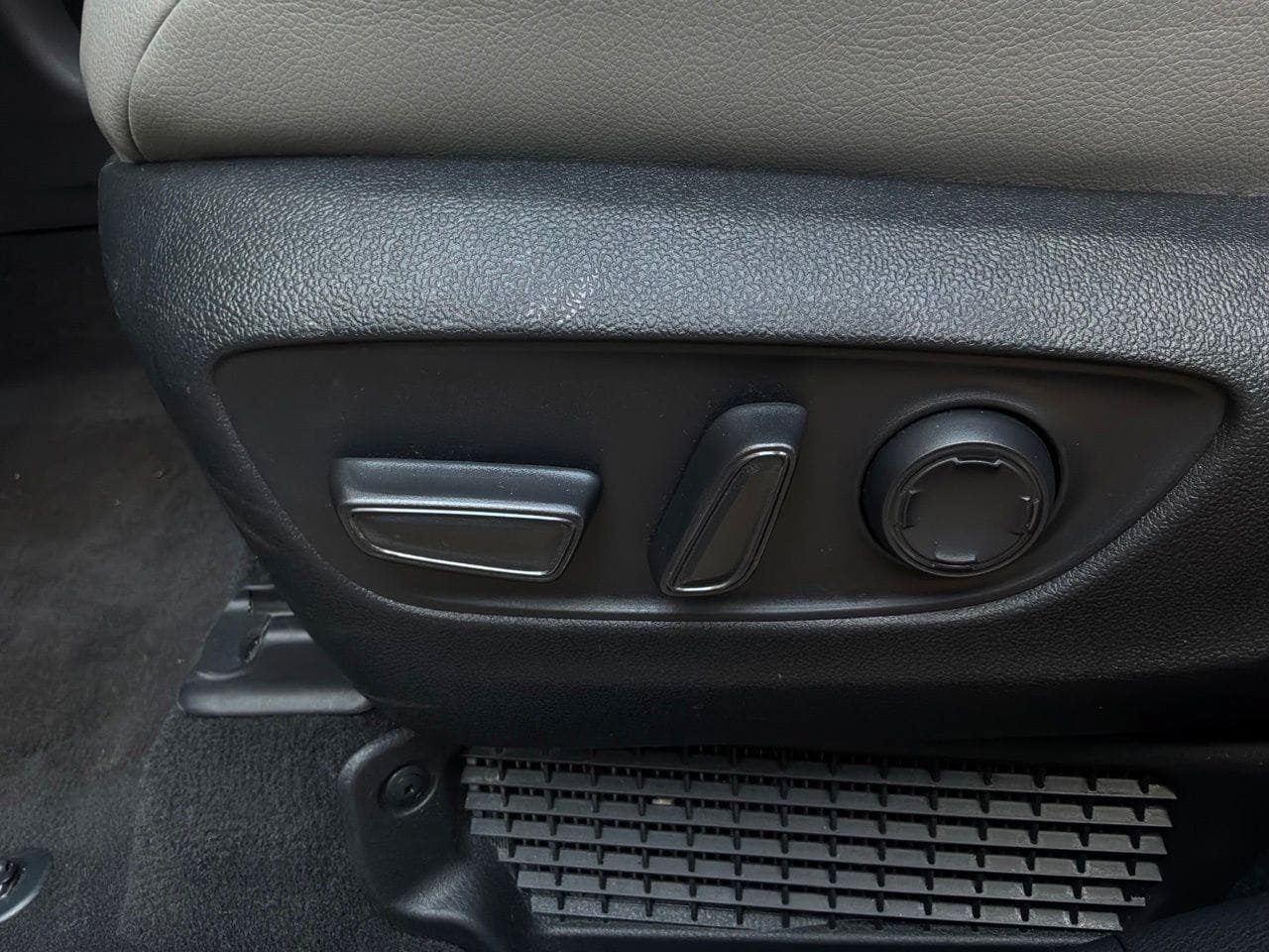 Used 2026 Toyota Sienna XLE FWD image 11
