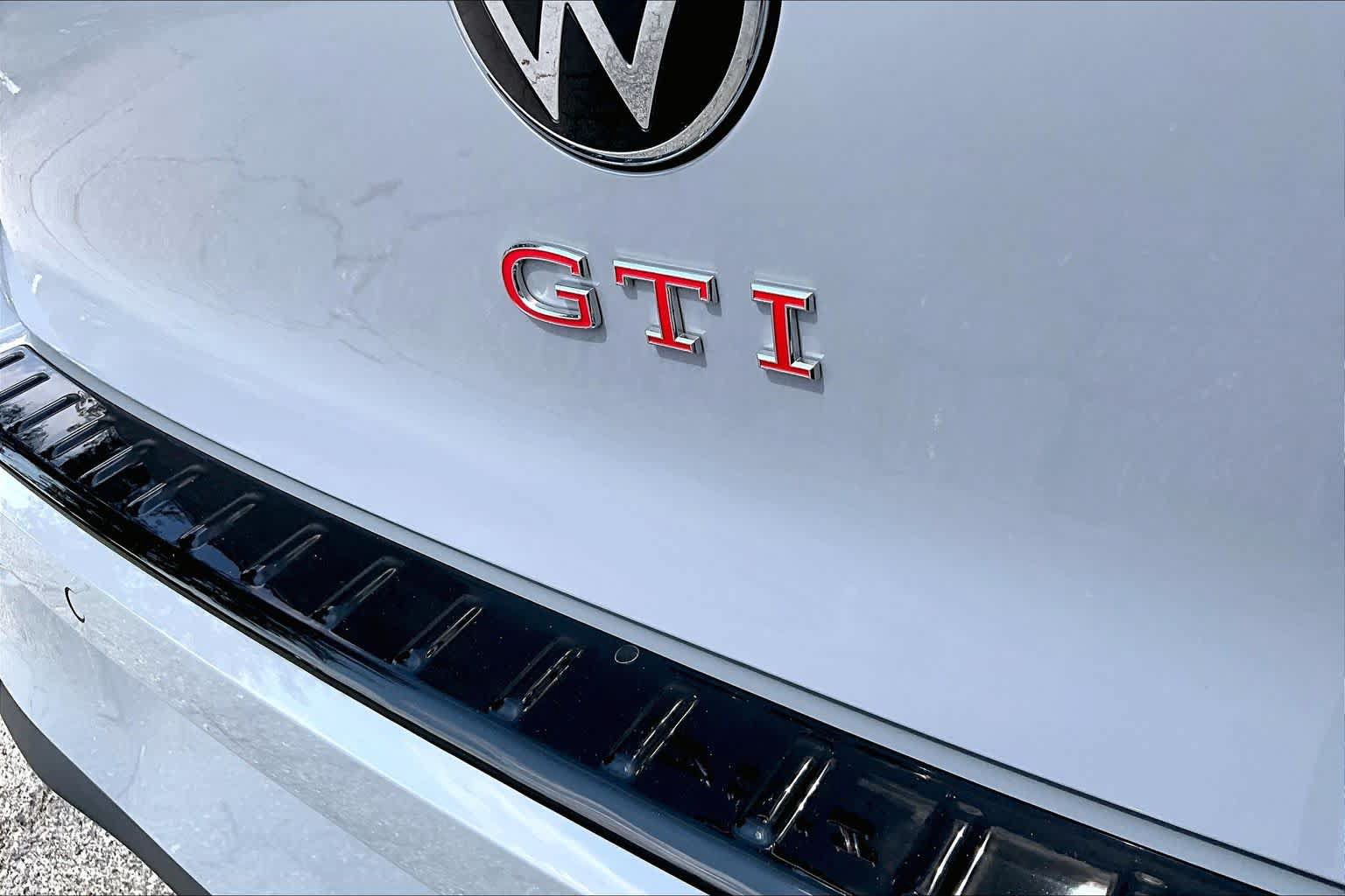 Used 2025 Volkswagen GTI SE FWD image 10
