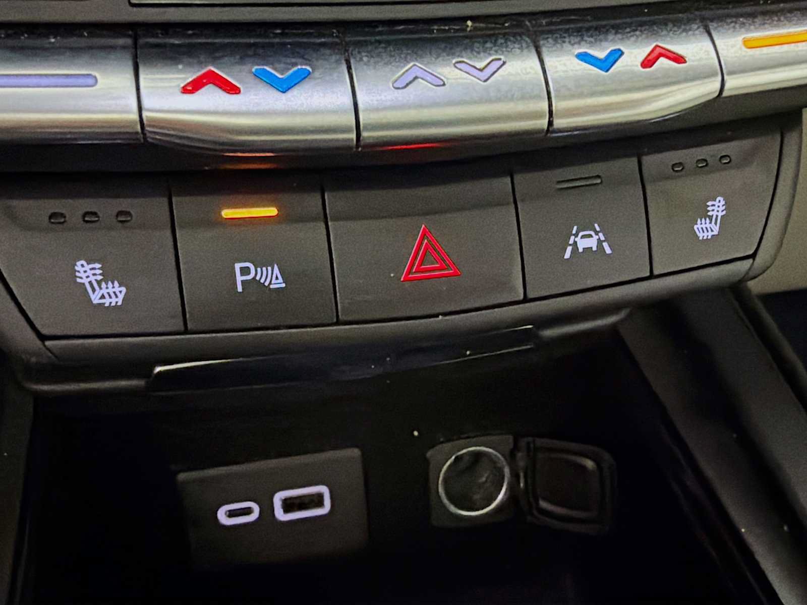 Used 2021 Cadillac XT4 Luxury w/ Cold Weather Package AWD/4WD image 18