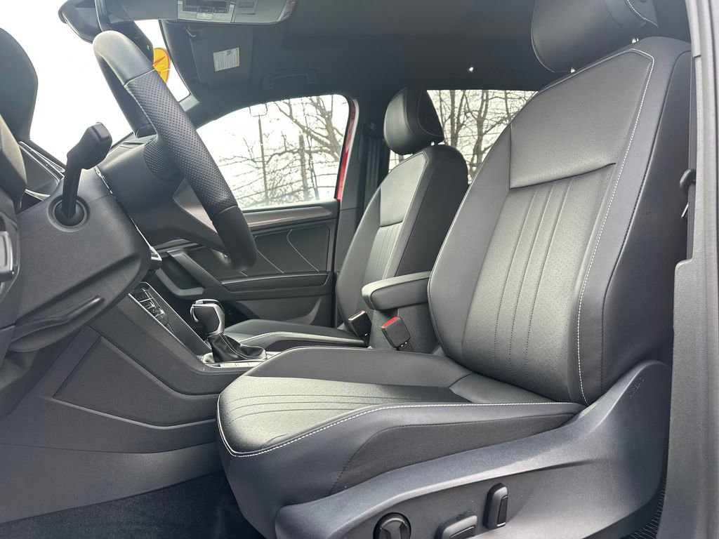 Certified 2024 Volkswagen Tiguan SE R-Line image 3