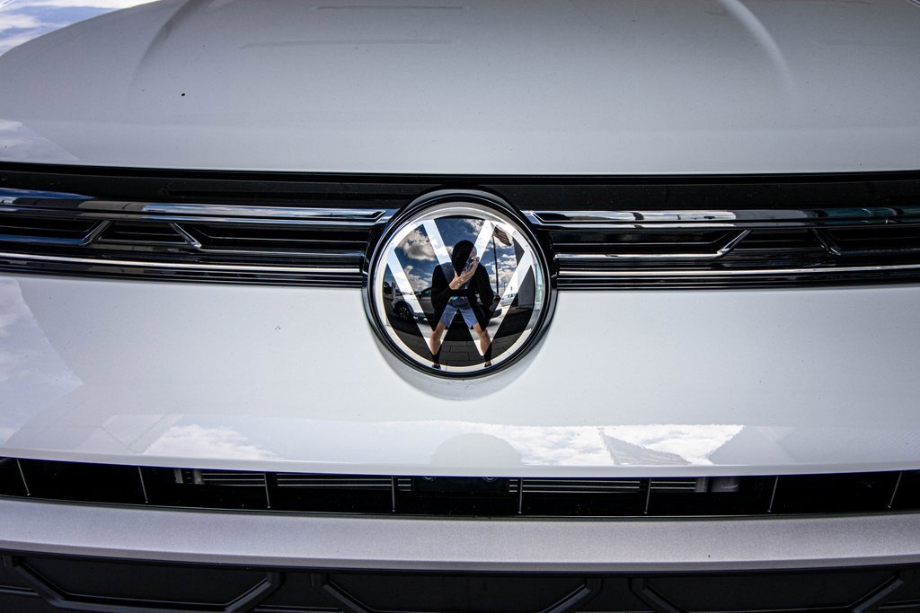 Certified 2025 Volkswagen Taos SE w/ Black Wheel Package image 8