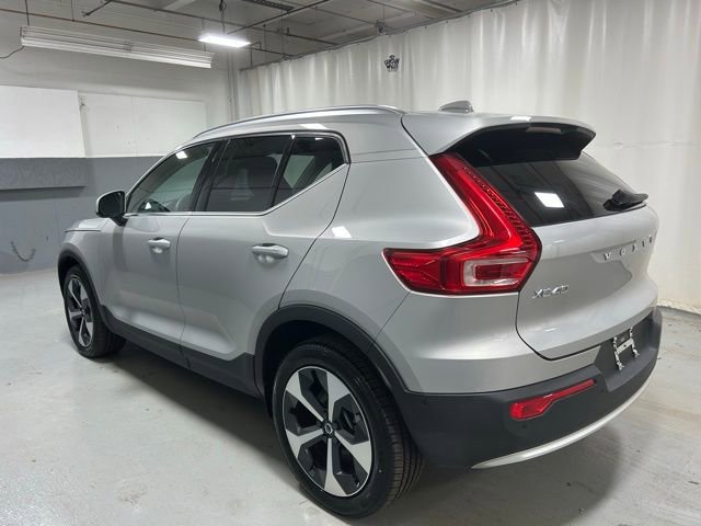 Used 2025 Volvo XC40 B5 Plus image 2