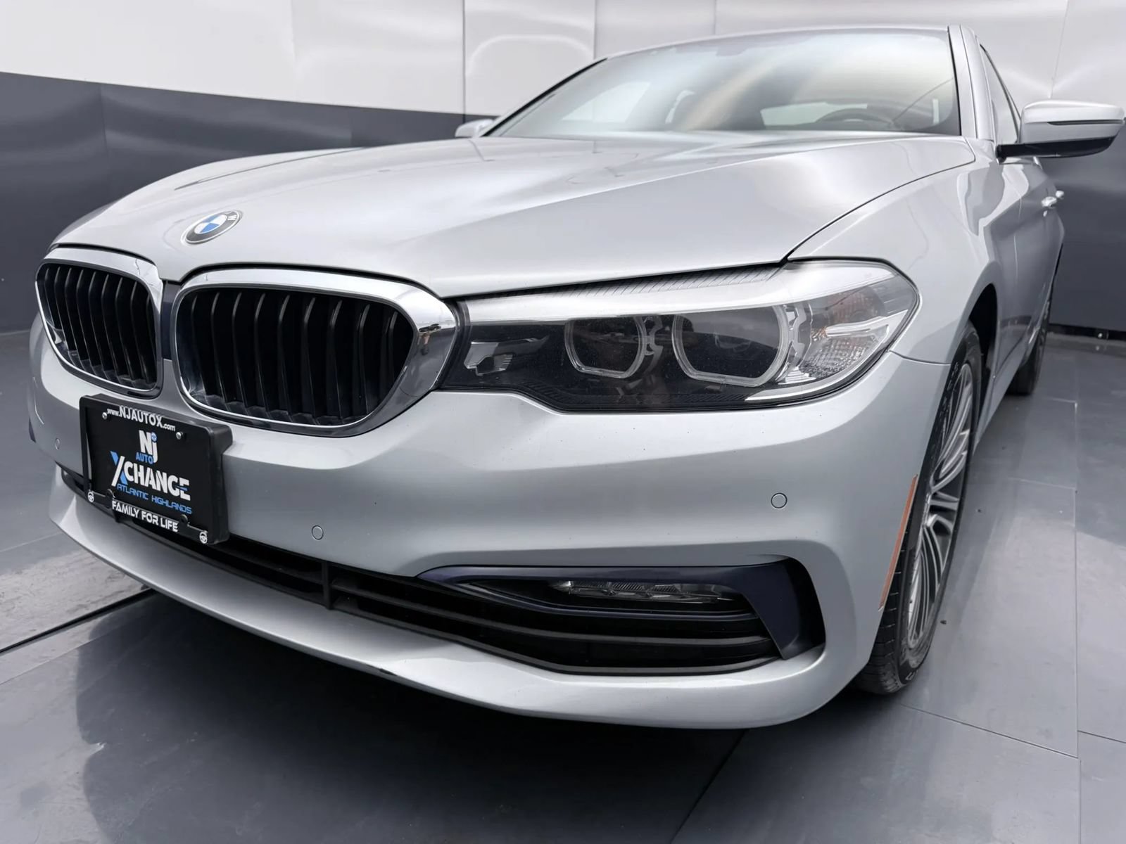 Used 2018 BMW 530i xDrive w/ Premium Package AWD/4WD image 3
