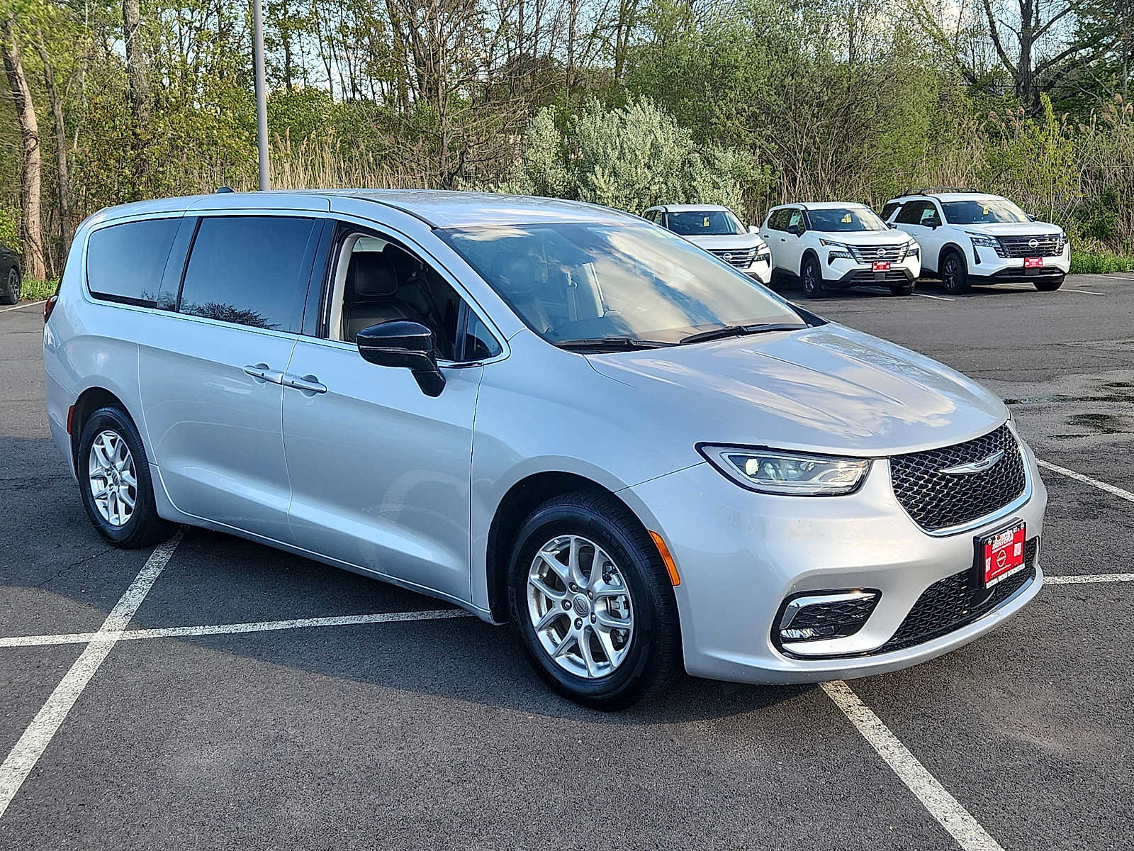 Used 2024 Chrysler Pacifica Touring-L FWD image 3