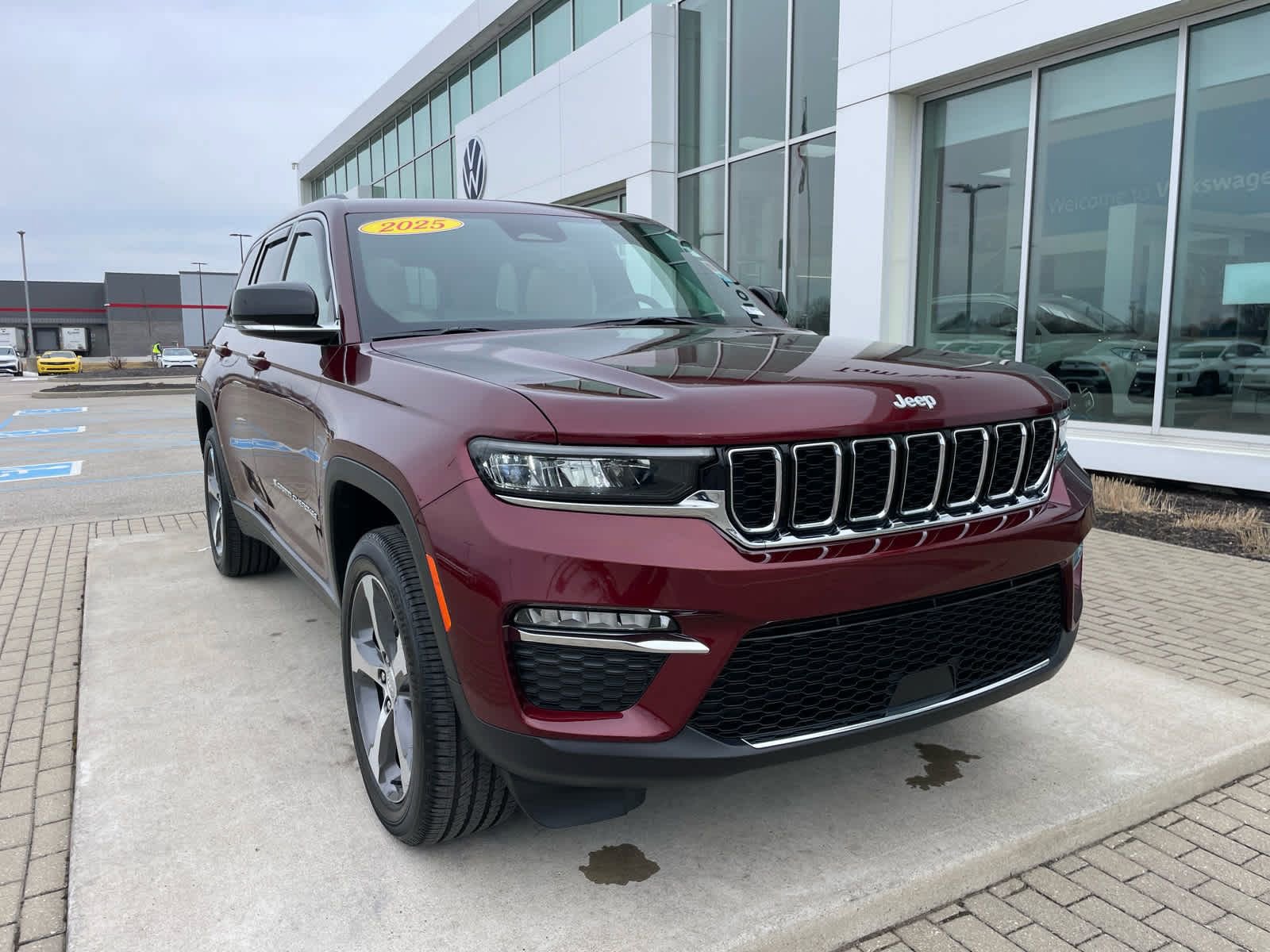 Used 2025 Jeep Grand Cherokee Limited w/ Trailer Tow Package AWD/4WD image 4