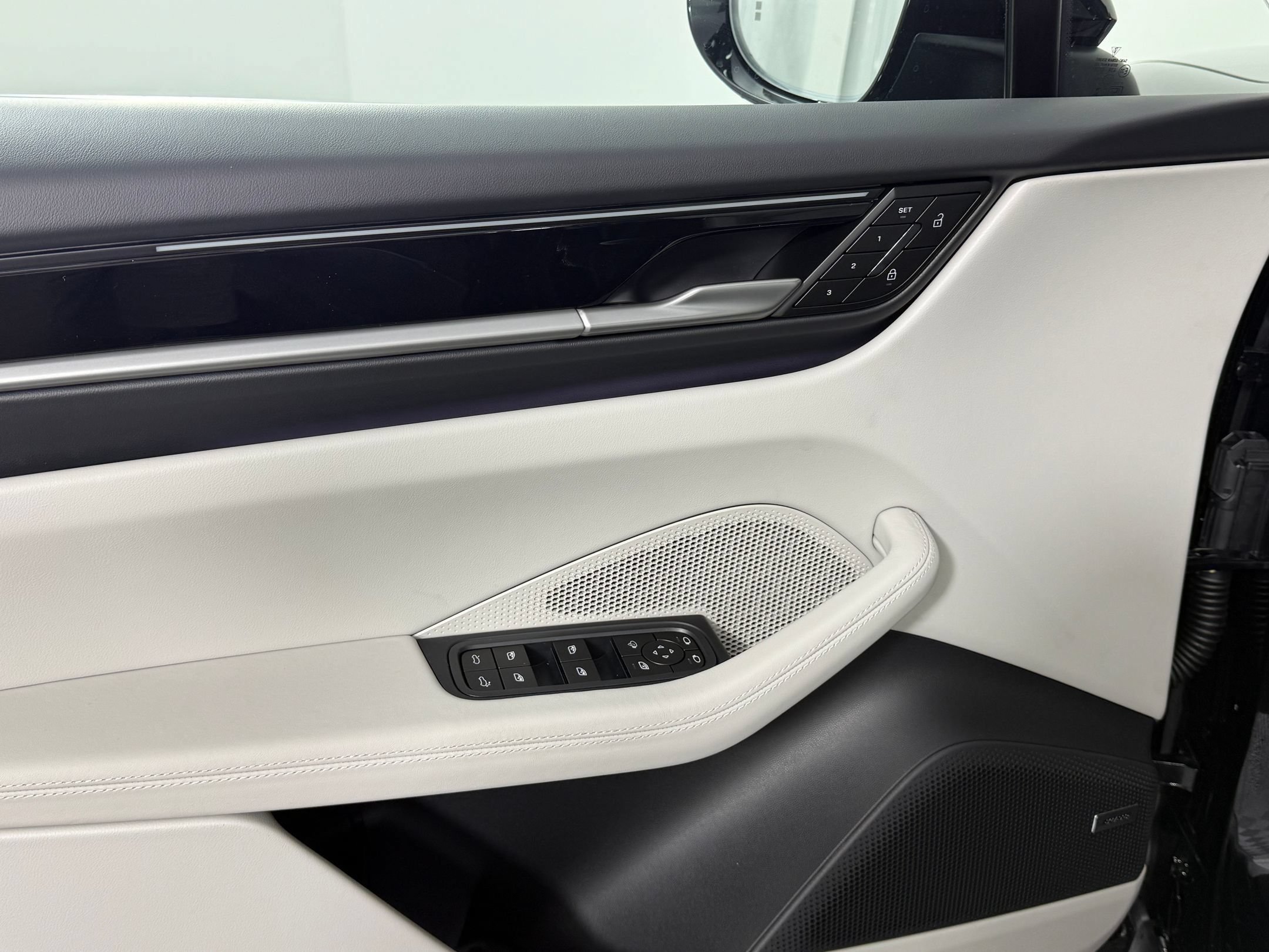 Certified 2026 Porsche Macan Electric RWD image 27