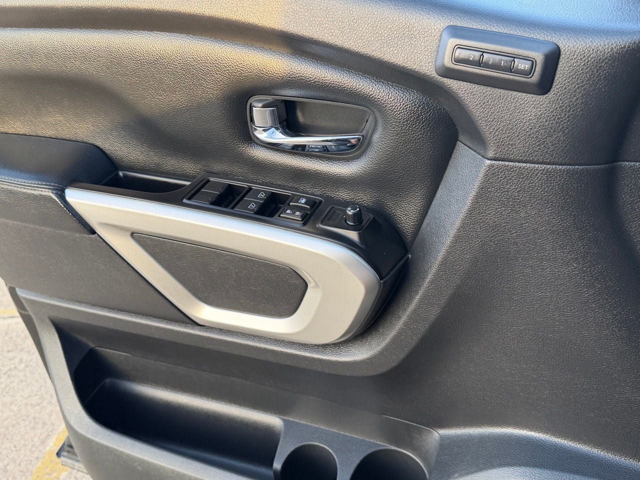 Used 2020 Nissan Titan SL w/ Moonroof Package RWD image 28