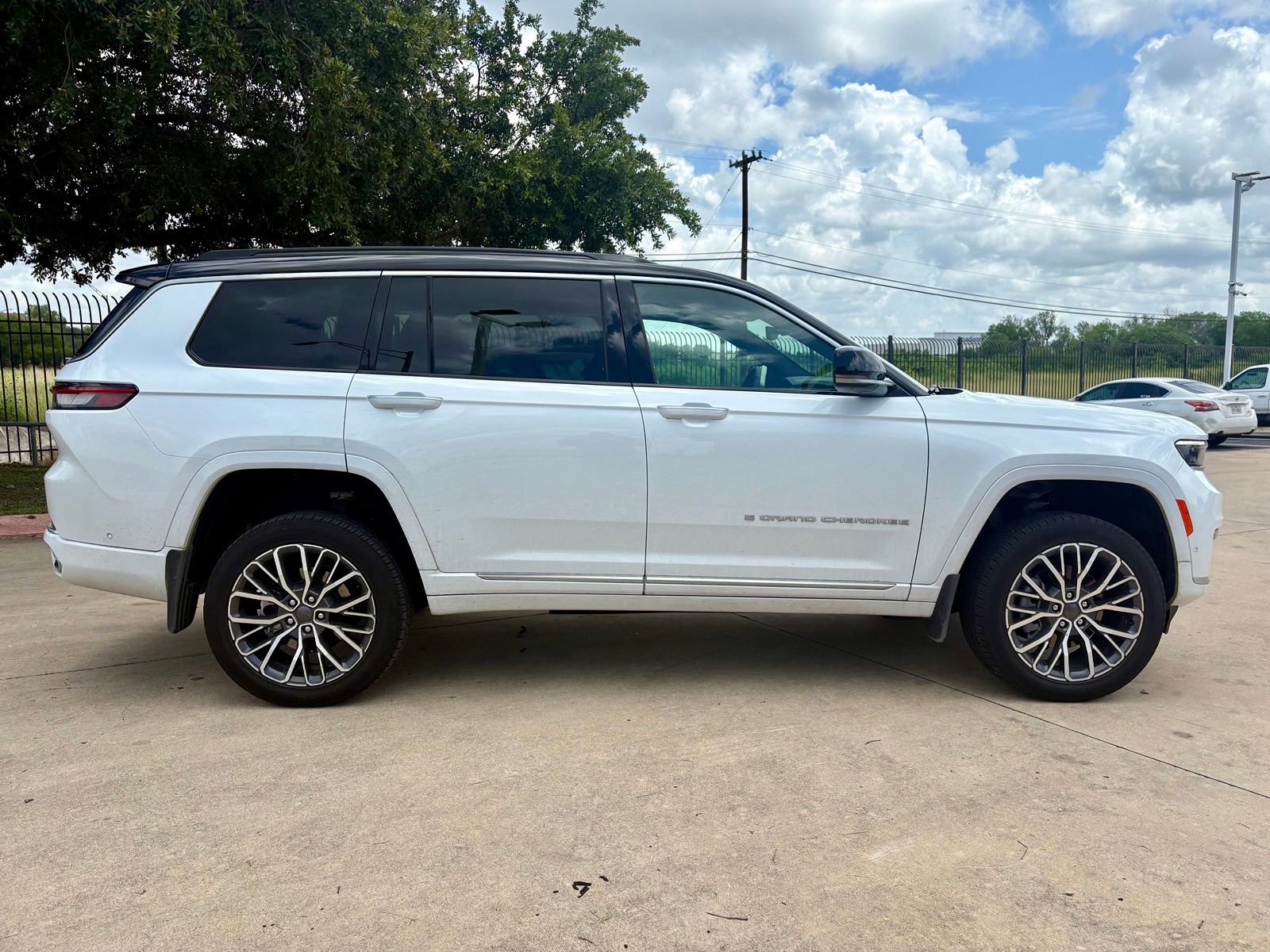 Used 2025 Jeep Grand Cherokee L Summit AWD/4WD image 2