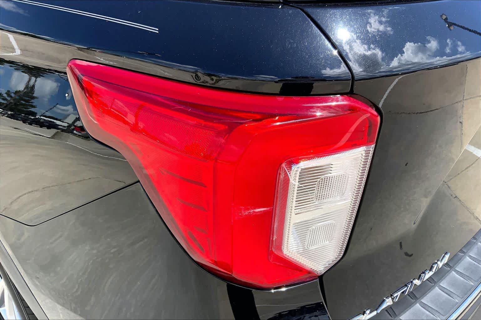 Used 2021 Ford Explorer Platinum w/ Premium Technology Package AWD/4WD image 28