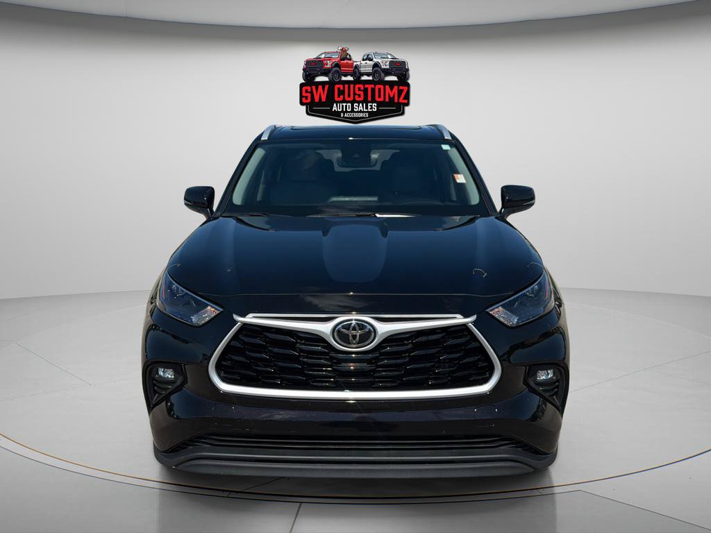 Used 2022 Toyota Highlander XLE FWD image 2
