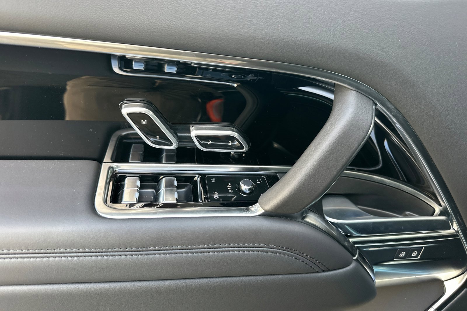 New 2025 Land Rover Range Rover Long Wheelbase SE image 10