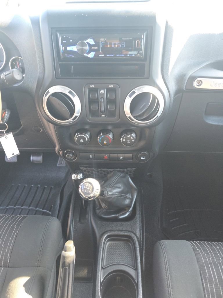 Used 2012 Jeep Wrangler Unlimited Rubicon AWD/4WD image 15