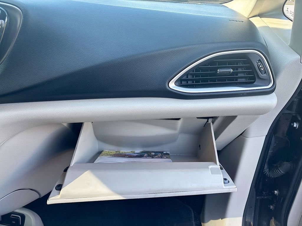 Used 2019 Chrysler Pacifica Touring-L image 27