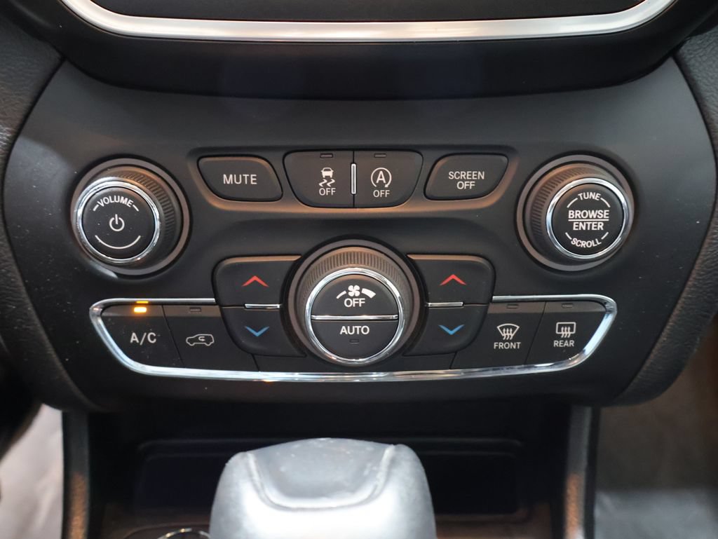 Used 2021 Jeep Cherokee Trailhawk AWD/4WD image 34