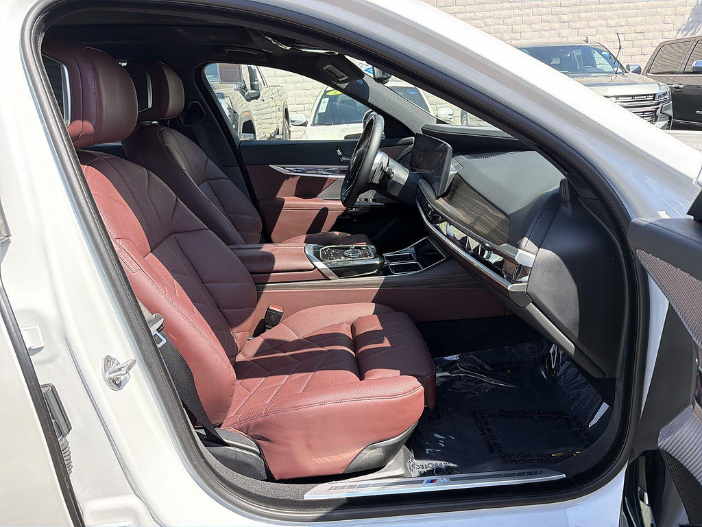 Used 2025 BMW 750e xDrive AWD/4WD image 28