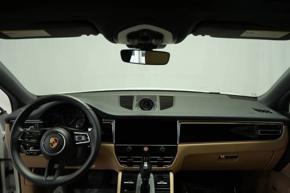 Certified 2025 Porsche Macan AWD/4WD image 16
