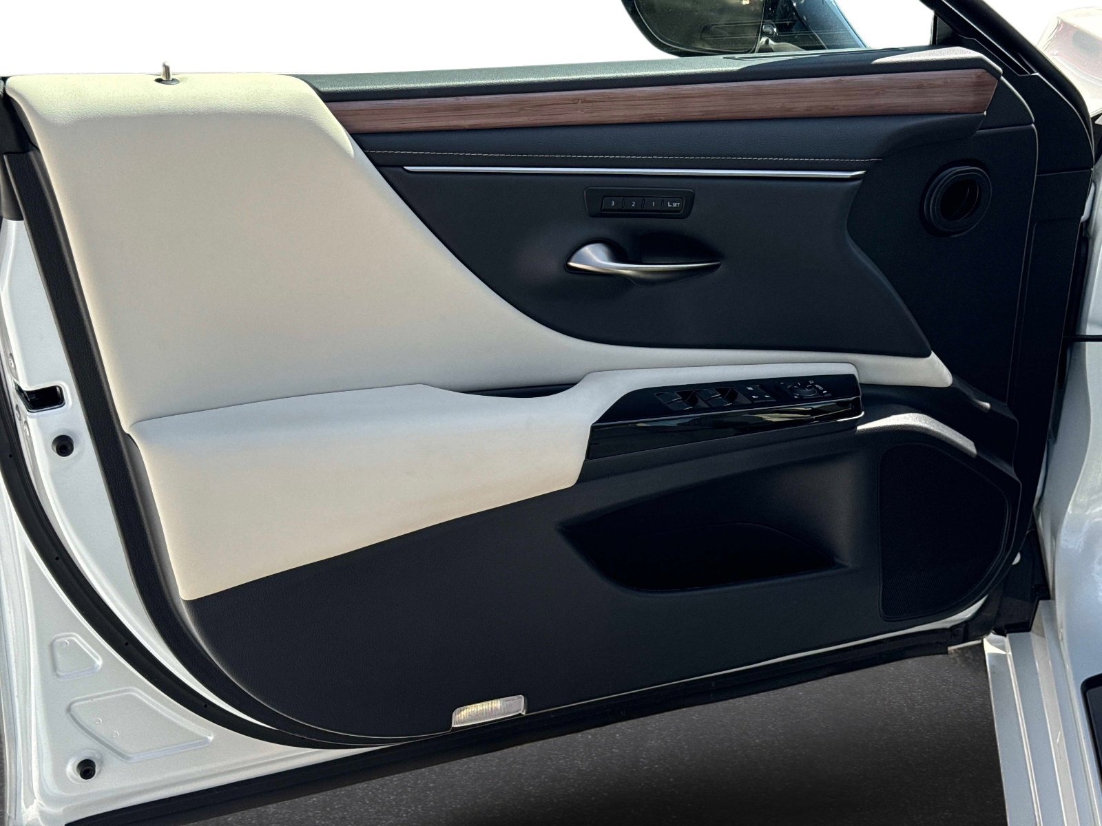 Used 2025 Lexus ES 350 w/ Premium Package FWD image 17