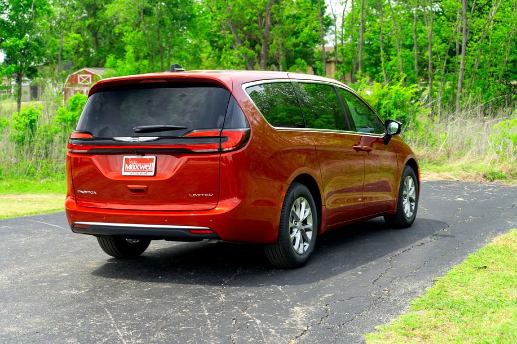 New 2026 Chrysler Pacifica Limited FWD image 6