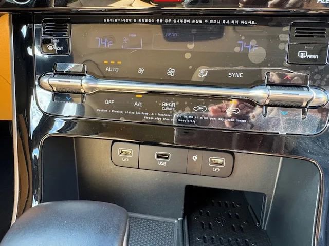 Used 2024 Kia Carnival EX image 19