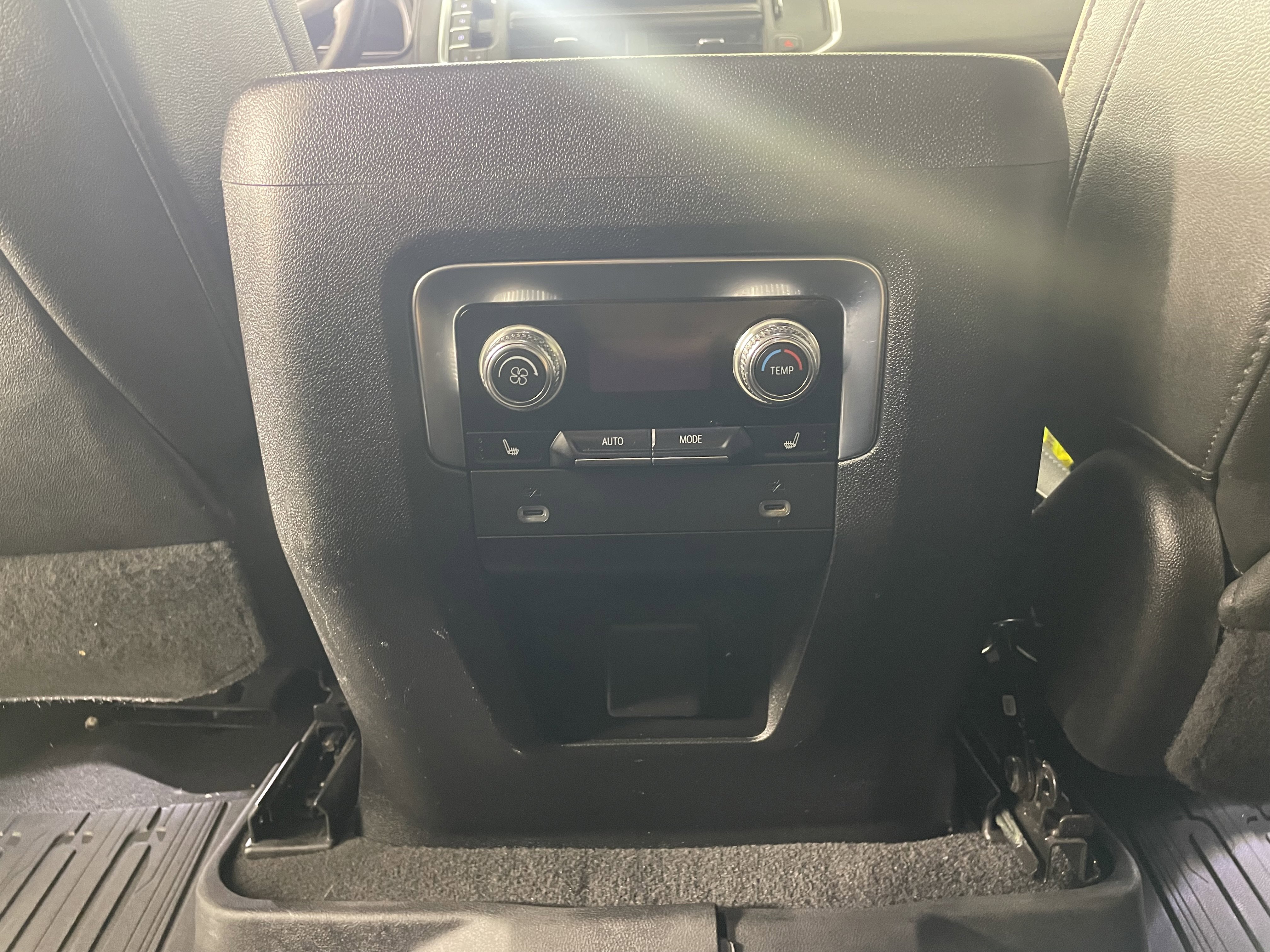 Used 2022 GMC Yukon SLT w/ SLT Luxury Package image 24