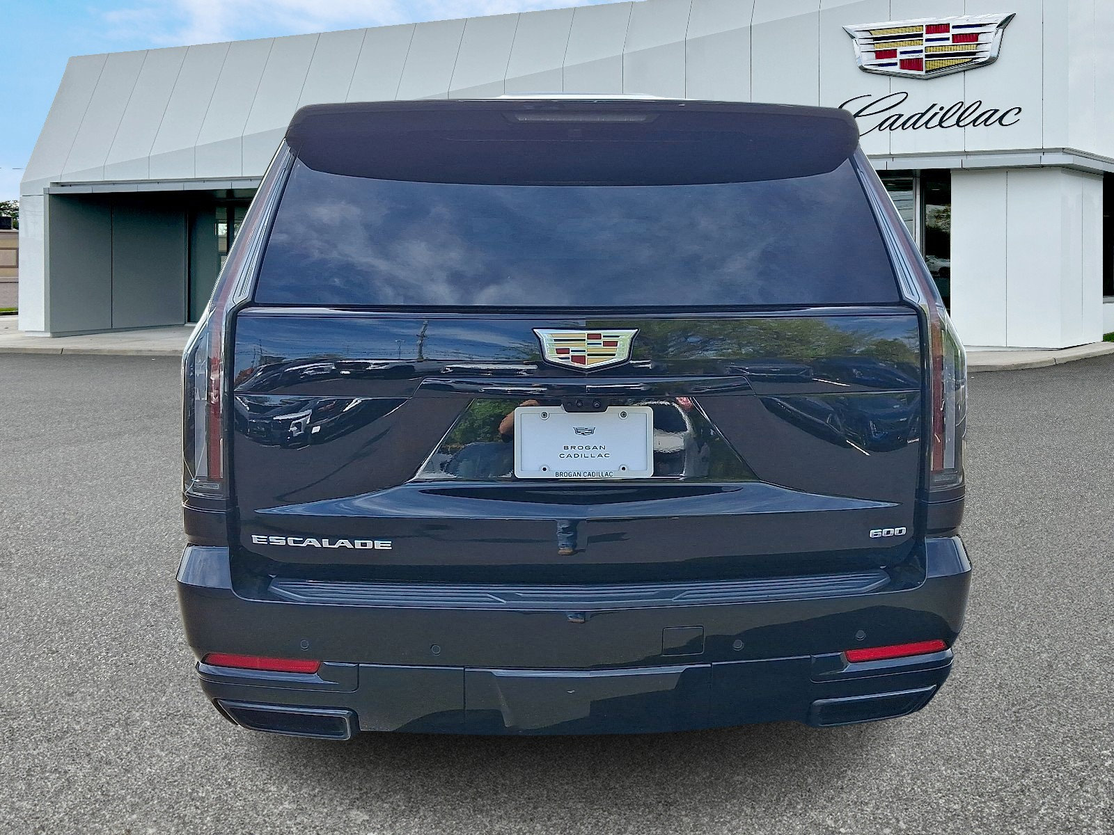 Used 2025 Cadillac Escalade ESV Sport w/ Touring Package AWD/4WD image 4