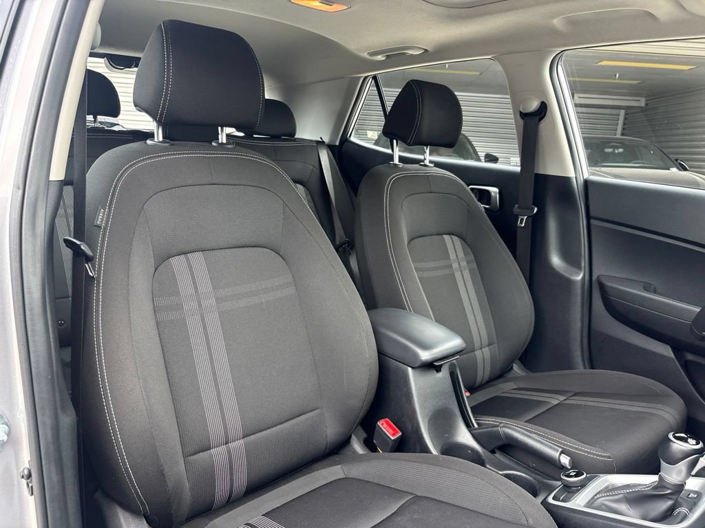 Used 2025 Hyundai Venue SEL FWD image 16