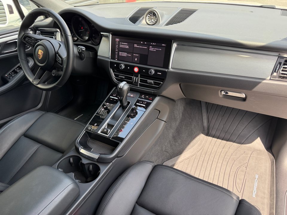 Certified 2026 Porsche Macan AWD/4WD image 18