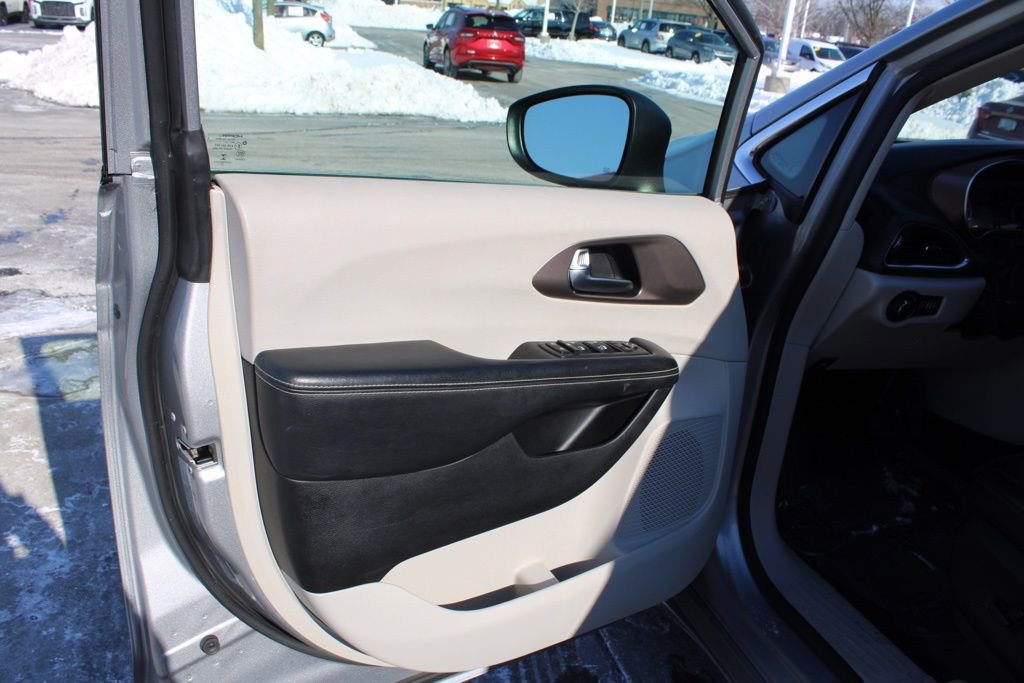 Used 2020 Chrysler Voyager Lxi image 19