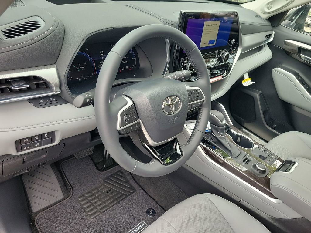 New 2026 Toyota Highlander Platinum image 7