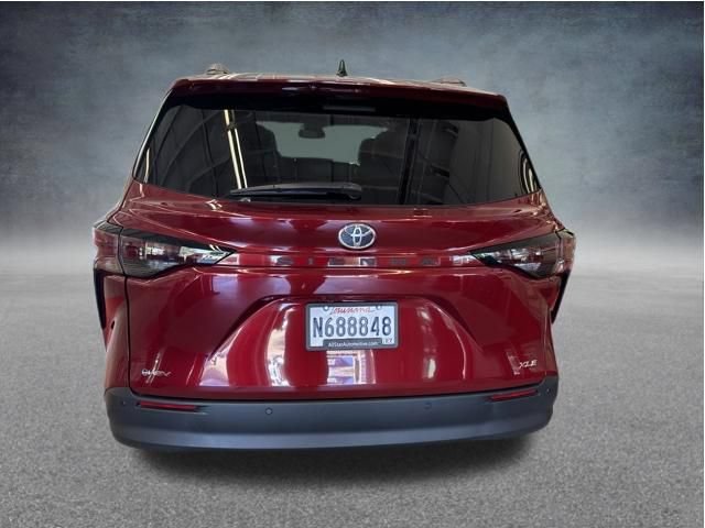 Used 2026 Toyota Sienna XLE FWD image 5