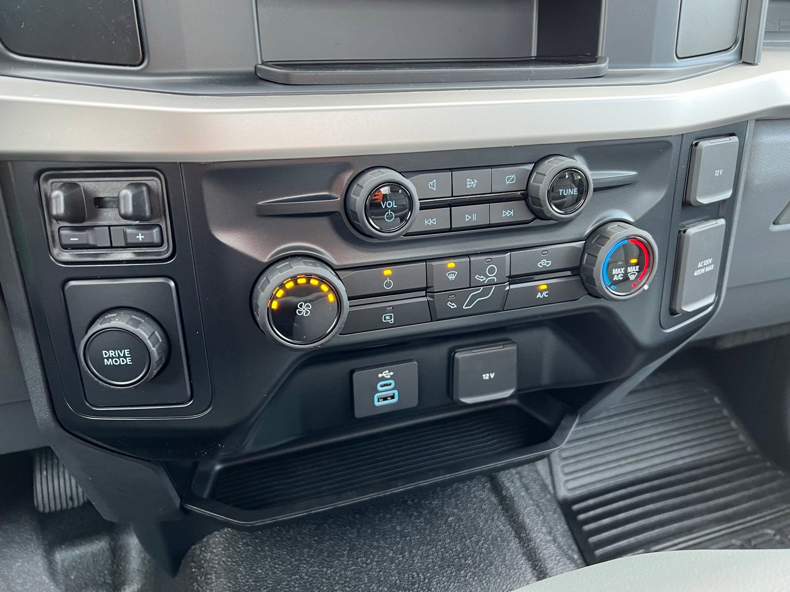 Used 2024 Ford F550 2WD Regular Cab Super Duty image 13