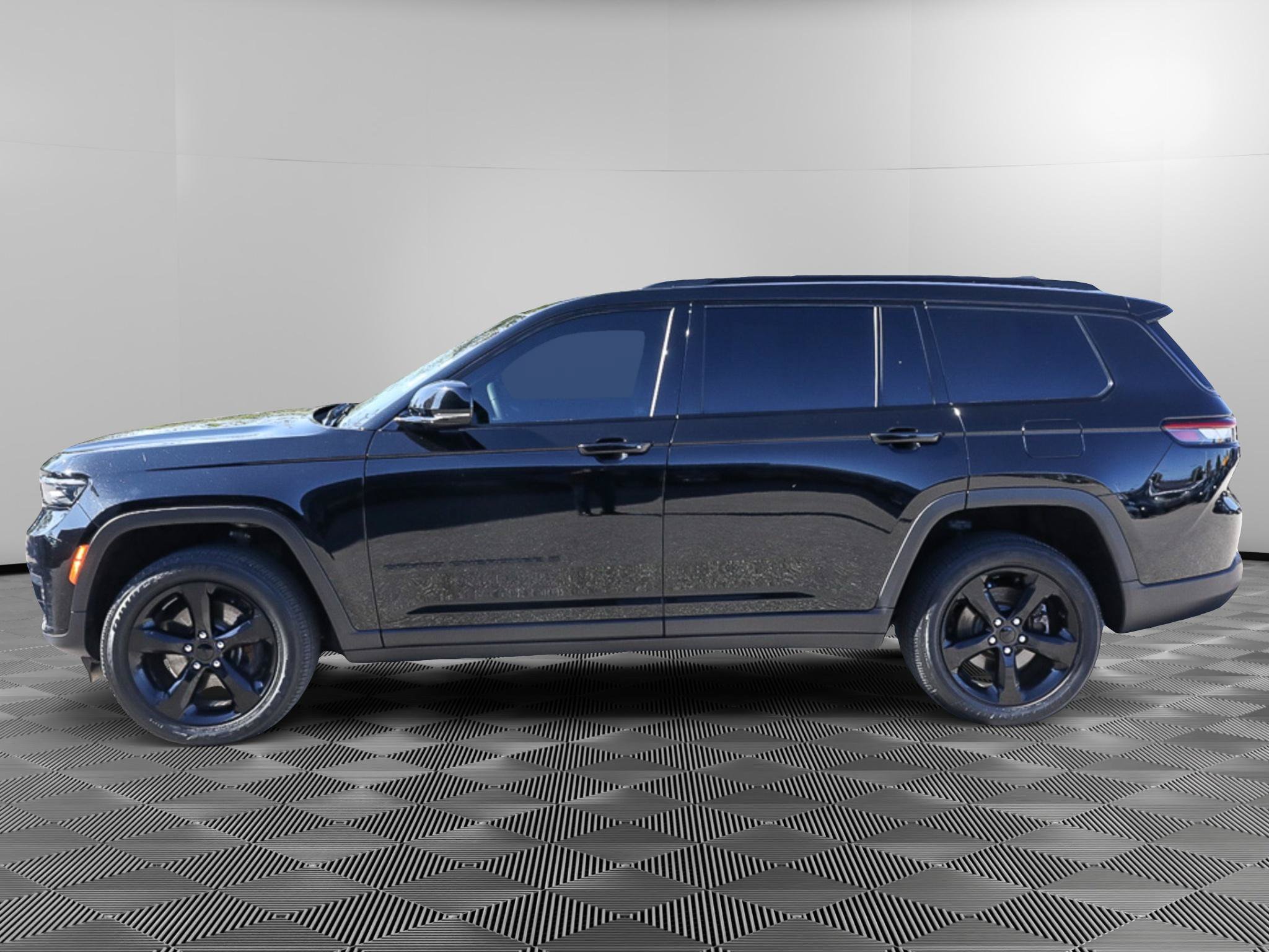 Used 2023 Jeep Grand Cherokee L Laredo AWD/4WD image 3