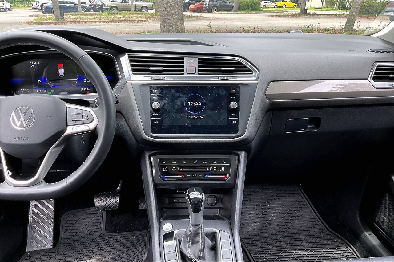 Used 2024 Volkswagen Tiguan SE w/ Panoramic Sunroof Package AWD/4WD image 9