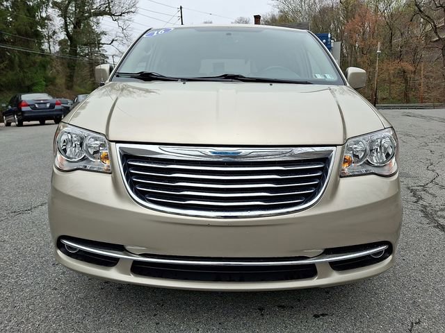 Used 2016 Chrysler Town & Country Touring image 3