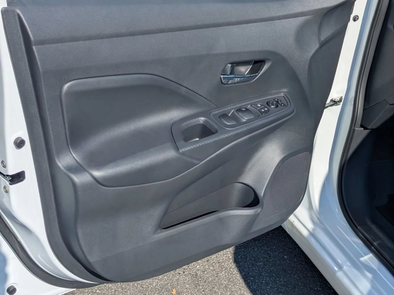 New 2025 Nissan Versa SV w/ Trunk Package FWD image 11