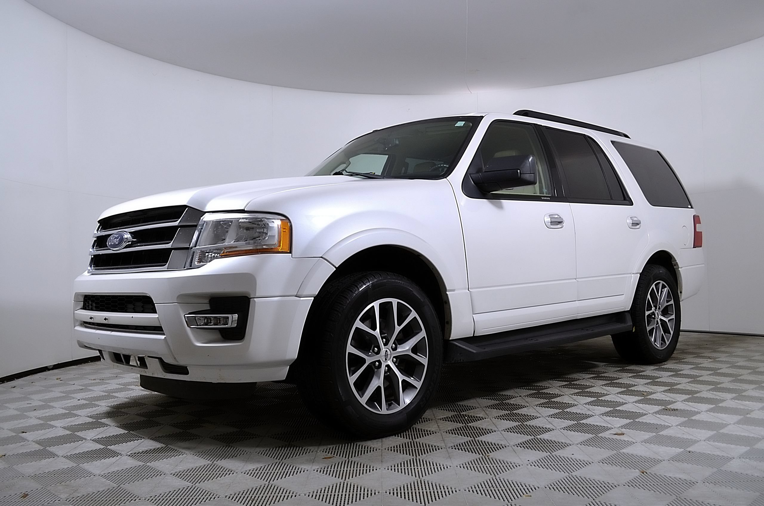 Used 2017 Ford Expedition XLT w/ Equipment Group 202A RWD image 3