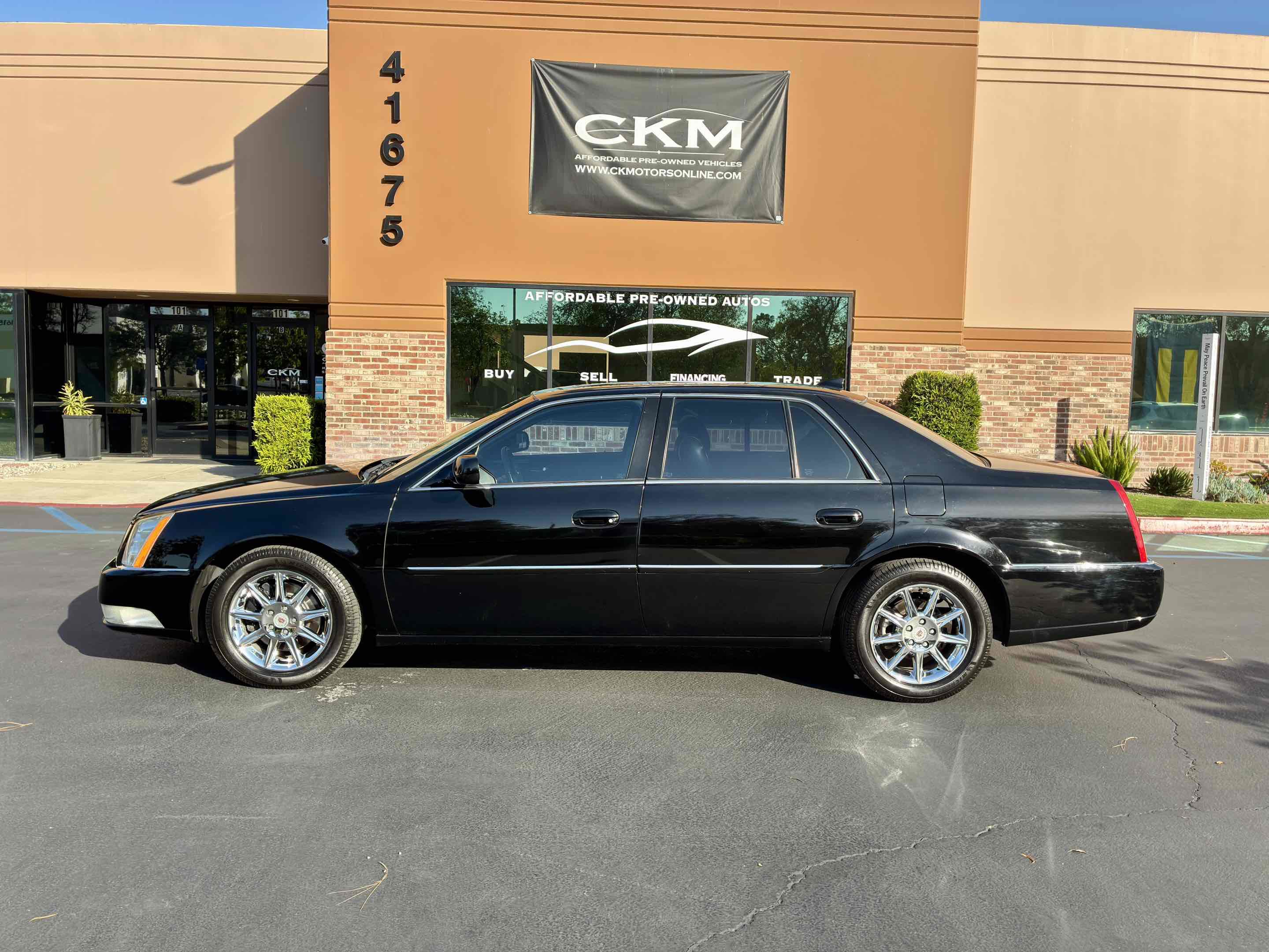 Used 2011 Cadillac DTS Luxury FWD image 3