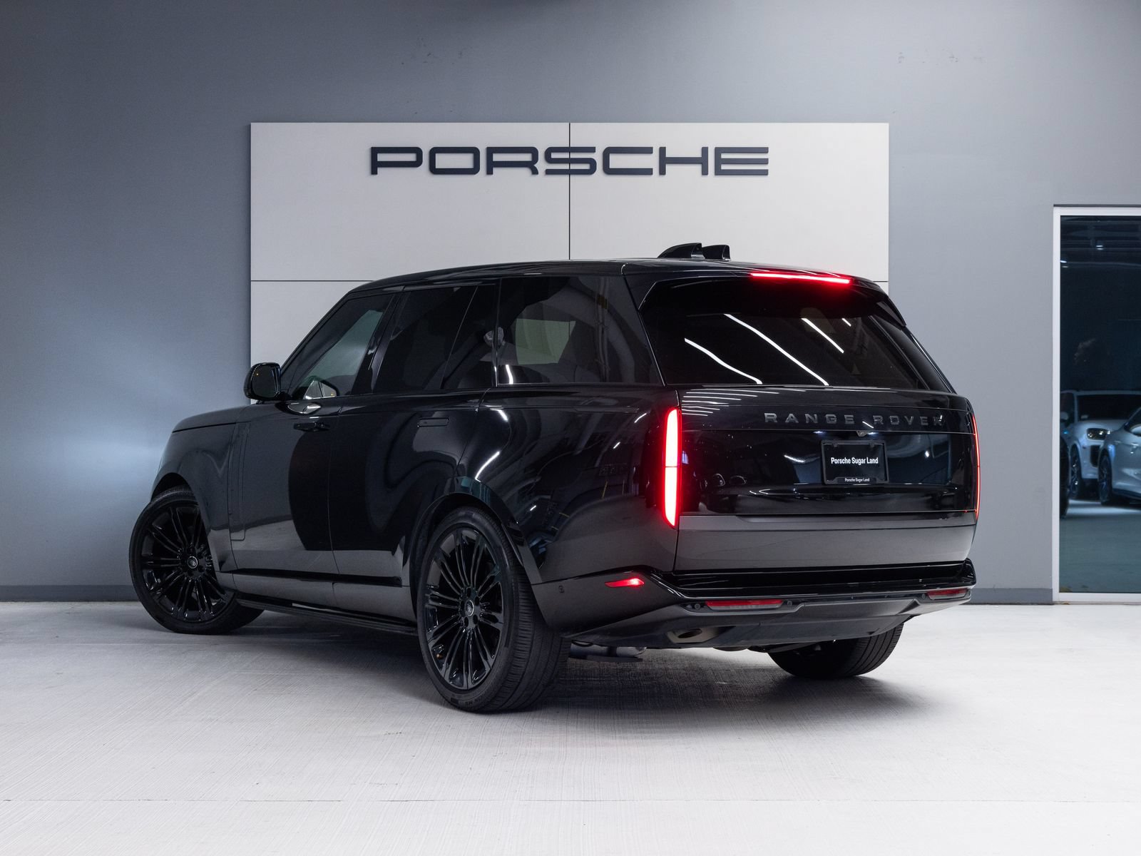 Used 2025 Land Rover Range Rover SE AWD/4WD image 5
