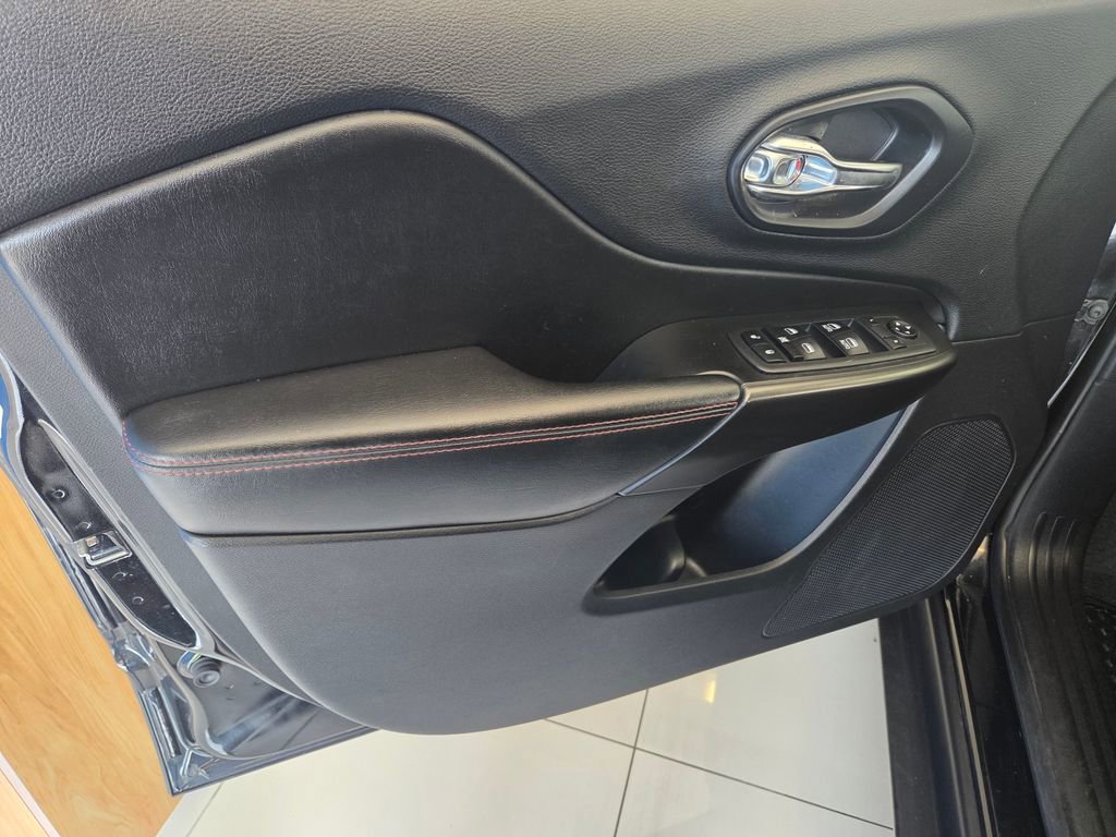 Used 2019 Jeep Cherokee Trailhawk w/ Comfort & Convenience Group image 15