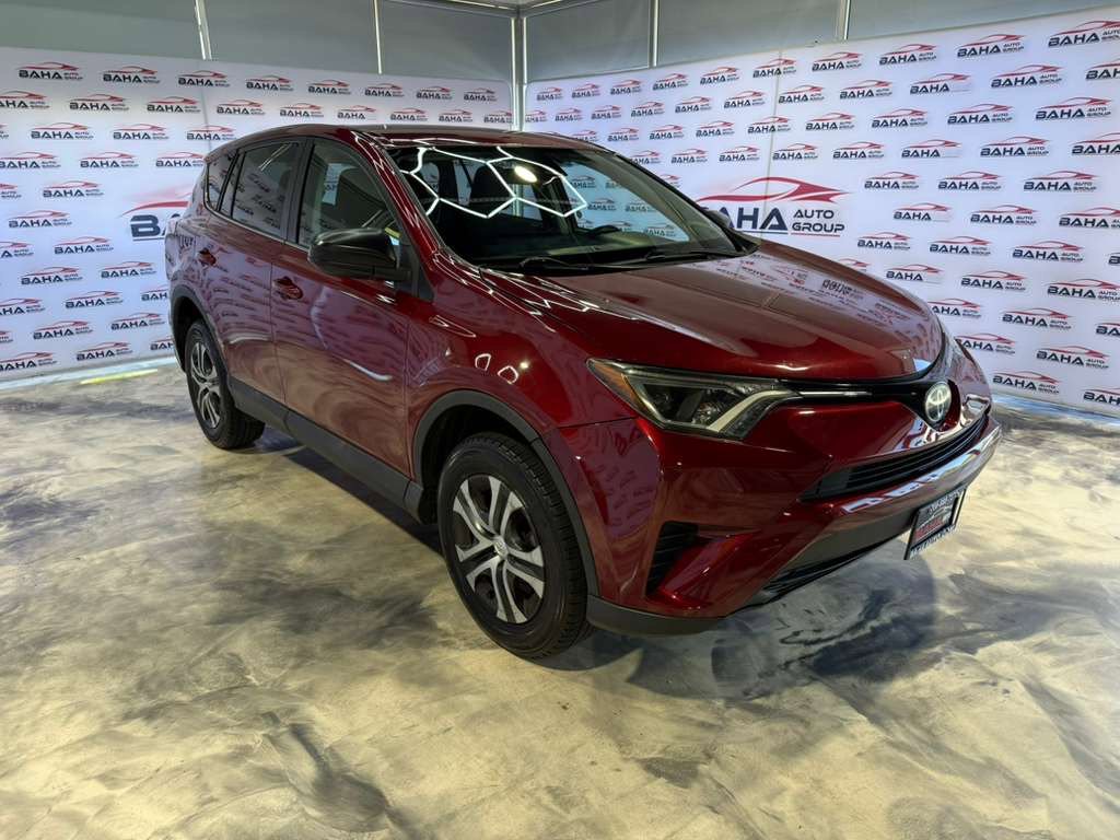 Used 2018 Toyota RAV4 LE FWD image 5